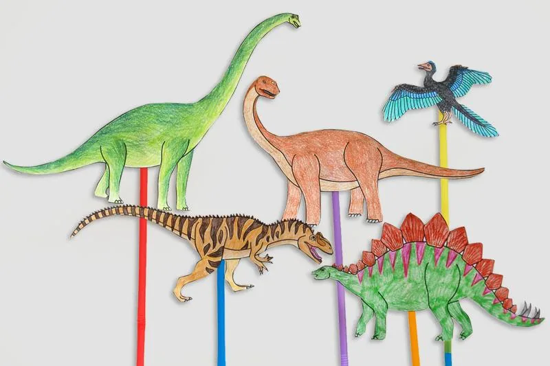 Dinosauří loutky na špejlích