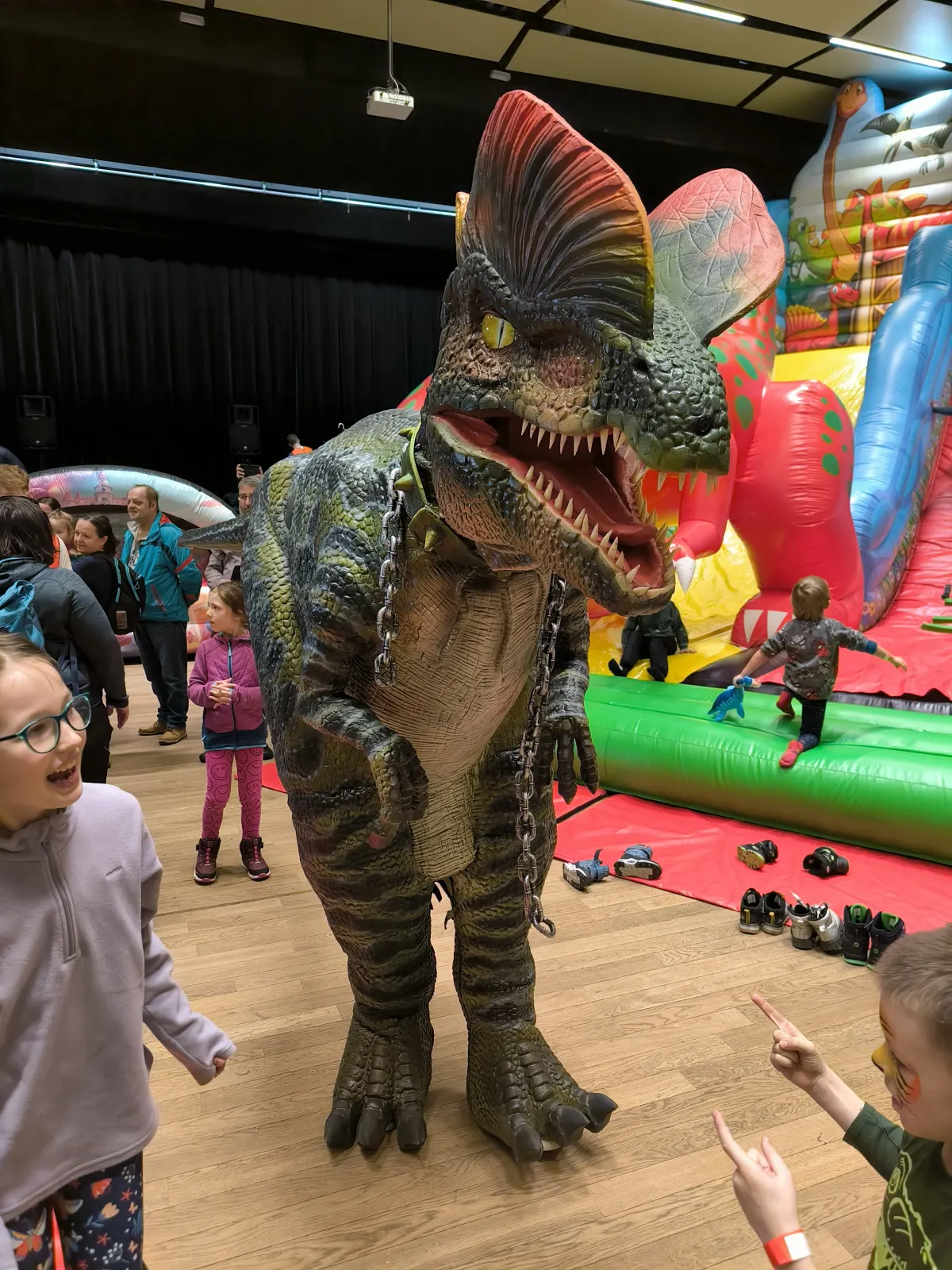 Animátor v kostýmu dinosaura v životní velikosti