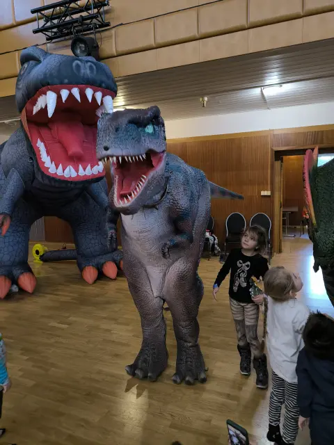 Dva animátoři v kostýmech tyranosaura