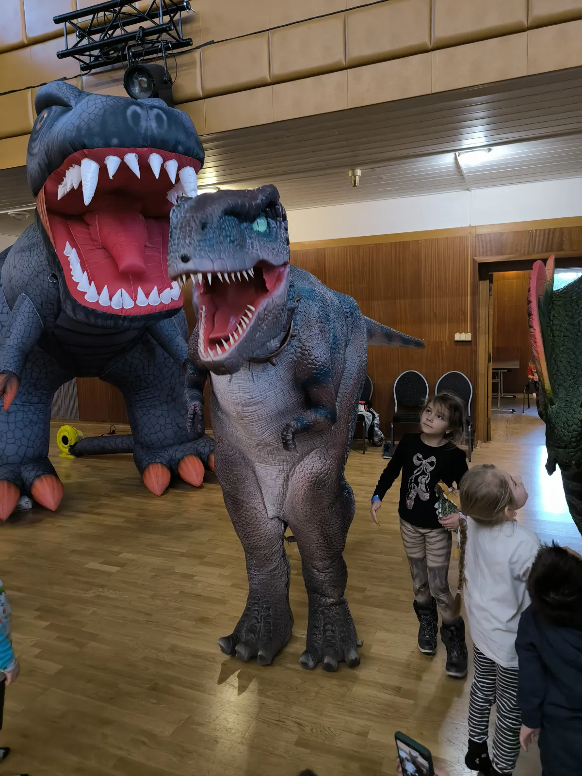 Dva animátoři v kostýmech tyranosaura