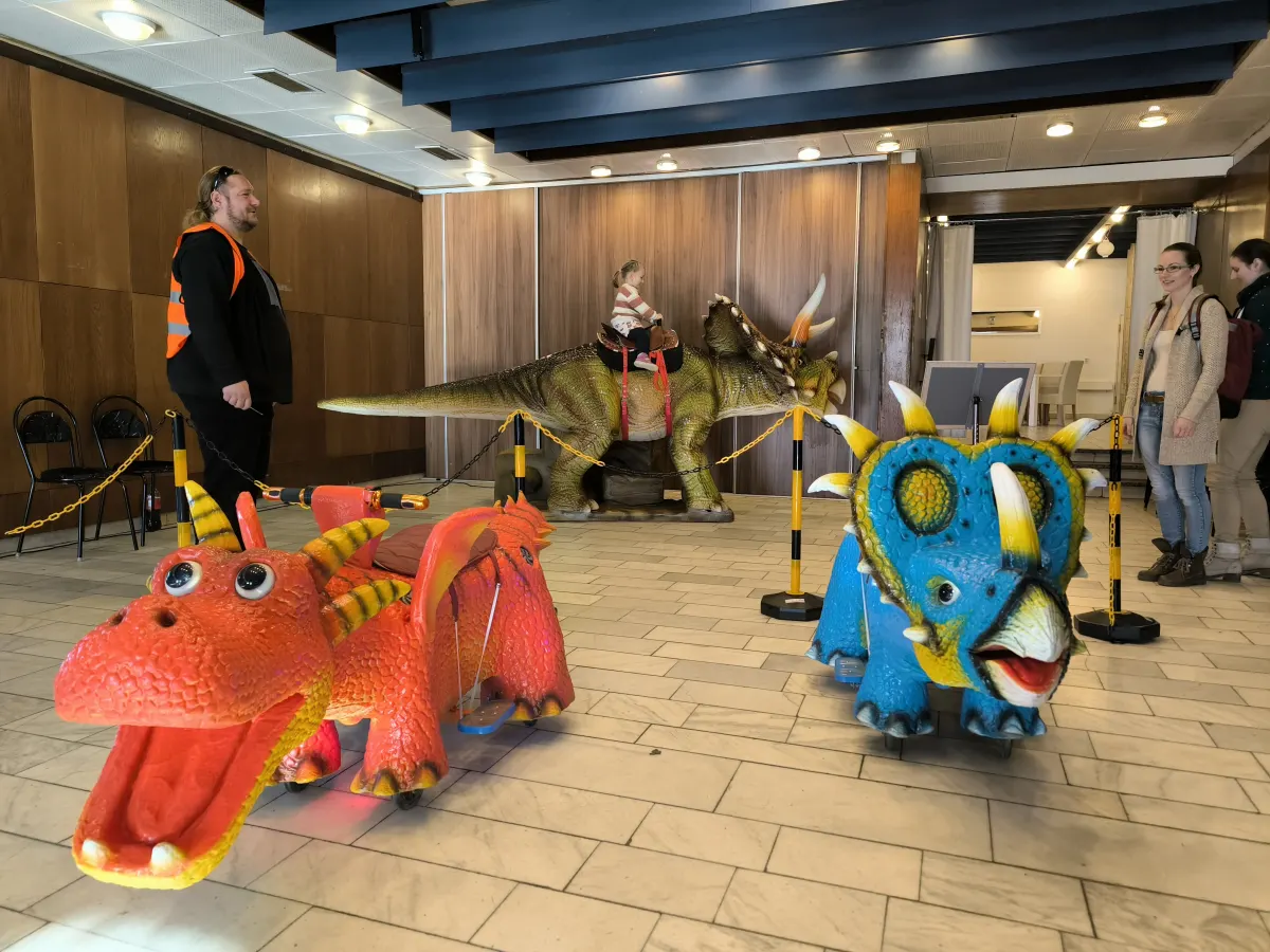 Dinosauří vozítka a pohyblivé modely připravené v sále