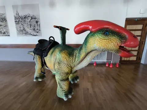 Pohyblivý model parasaurolofa s jezdeckým sedlem